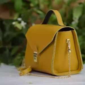 Δερμάτινη τσάντα σε κίτρινο χρώμα